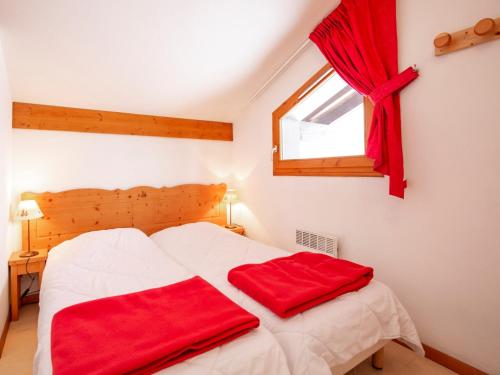 - une chambre avec un lit et 2 serviettes rouges dans l'établissement Apartment in Termignon near Ski Lift, à Val Cenis