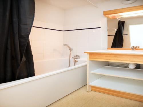une salle de bain avec une baignoire et un lavabo dans l'établissement Apartment in Termignon near Gondola, à Val Cenis