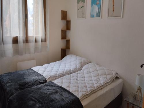 - un lit avec une couette blanche dans l'établissement Apartment in Orelle near Ski Lift, à Orelle