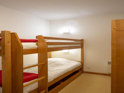une chambre avec deux lits superposés dans une pièce dans l'établissement Apartment in Termignon near Gondola, à Val Cenis