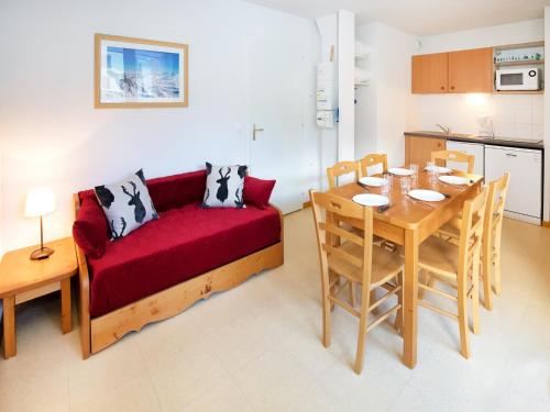 un salon avec un canapé rouge et une table dans l'établissement Apartment in Termignon near Gondola, à Val Cenis