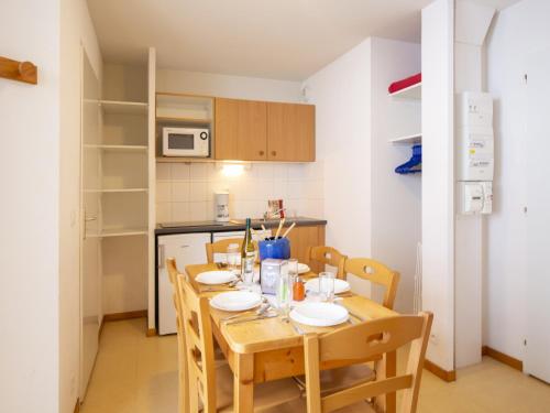 une cuisine avec une table et des chaises dans une pièce dans l'établissement Apartment Termignon near Ski Gondola, à Val Cenis