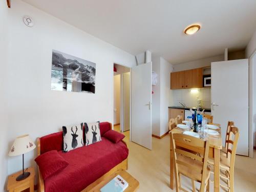 un salon avec un canapé rouge et une table dans l'établissement Apartment in Termignon near Ski Gondola, à Val Cenis