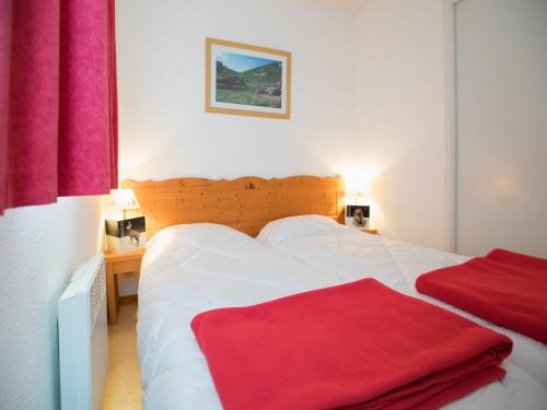 - une chambre avec un lit blanc et une couverture rouge dans l'établissement Apartment Termignon near Ski Gondola, à Val Cenis