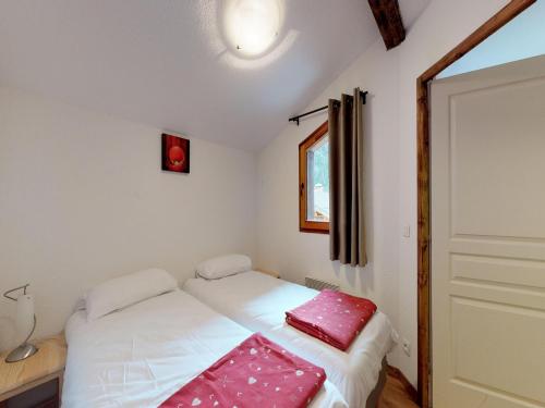 une petite chambre avec un lit et une fenêtre dans l'établissement Apartment in 3 Vallées with Pool & Sauna, à Orelle