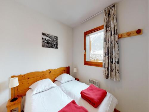 - 2 lits dans une petite chambre avec fenêtre dans l'établissement Chalet Zell am See near Ski Lift, à Val Cenis