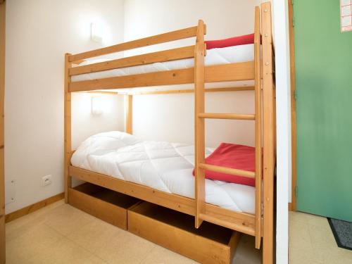 quelques lits superposés dans une chambre dans l'établissement Apartment in Termignon near Gondola & Views, à Val Cenis