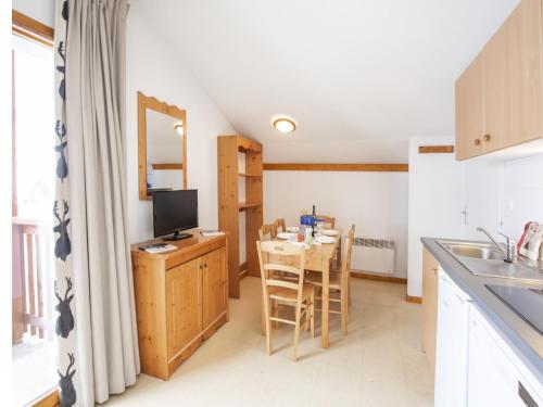 une cuisine et une salle à manger avec une table et une télévision dans l'établissement Apartment in Termignon near Ski Slopes, à Val Cenis