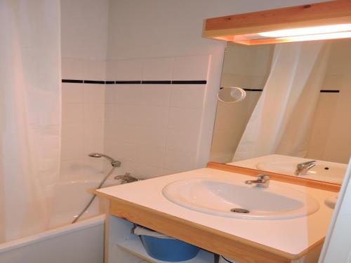 une salle de bain avec un lavabo, un miroir et une baignoire dans l'établissement Studio in Termignon near Ski Lift, à Val Cenis