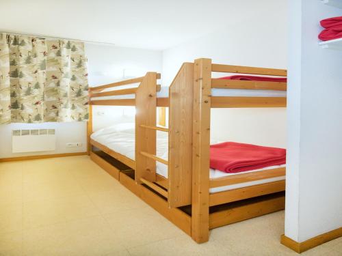 quelques lits superposés dans une chambre dans l'établissement Apartment in Termignon near Gondola Access, à Val Cenis