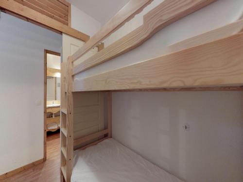 une chambre avec un lit superposé dans une pièce dans l'établissement Apartment in Orelle near Ski Lift & Pool, à Orelle