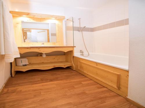 une salle de bain avec un lavabo, une baignoire et un miroir dans l'établissement Apartment in Orelle near Ski Lift, à Orelle