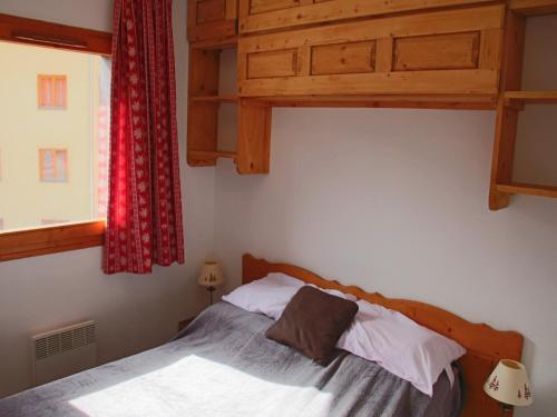 une chambre avec un lit et un lit superposé dans l'établissement Apartment in Termignon near Gondola, à Val Cenis
