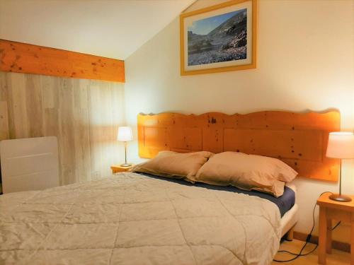 une chambre avec un grand lit avec deux lampes dans l'établissement Apartment in Termignon near Ski Lift, à Val Cenis