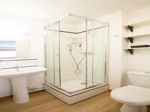 une douche dans une salle de bain avec toilettes et lavabo dans l'établissement Apartment in Termignon near Gondola, à Val Cenis