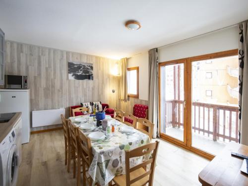 une cuisine et une salle à manger avec une table et des chaises dans l'établissement Apartment in Termignon near Ski Lift, à Val Cenis