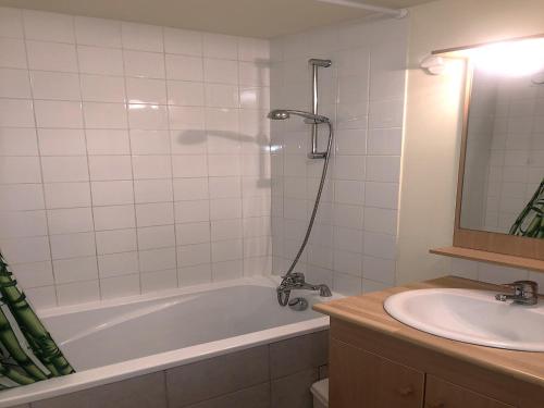 une salle de bain avec une baignoire et un lavabo dans l'établissement Apartment in Termignon near Ski Lift, à Val Cenis