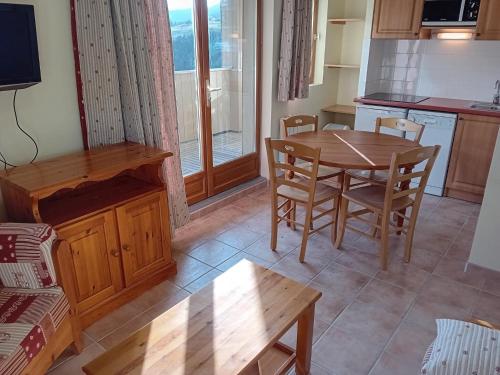 une cuisine et une salle à manger avec une table et des chaises dans l'établissement Apartment Termignon near Ski Lift, à Val Cenis