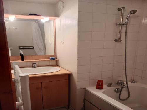 une salle de bain avec un lavabo, une baignoire et une douche dans l'établissement Apartment Termignon near Ski Lift, à Val Cenis