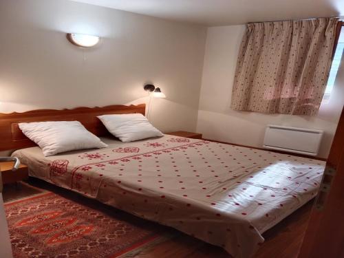 une chambre avec un lit avec une couette rouge dans l'établissement Apartment Termignon near Ski Lift, à Val Cenis