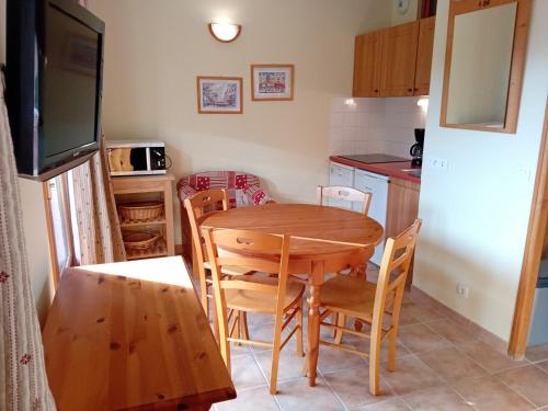 une cuisine et une salle à manger avec une table et des chaises dans l'établissement Apartment Termignon near Ski Slopes, à Val Cenis