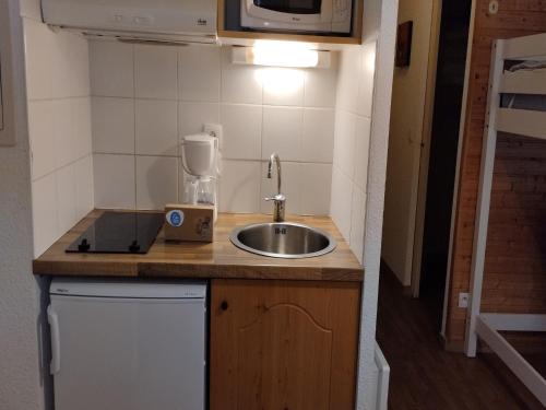 une petite cuisine avec un évier et un mixeur dans l'établissement Studio in Orelle near 3 Vallées Ski Lift, à Orelle