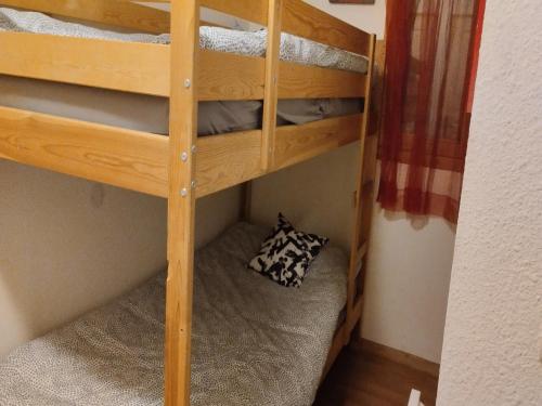 quelques lits superposés dans une chambre dans l'établissement Apartment in Orelle near Ski Lift 3 Valleys, à Orelle