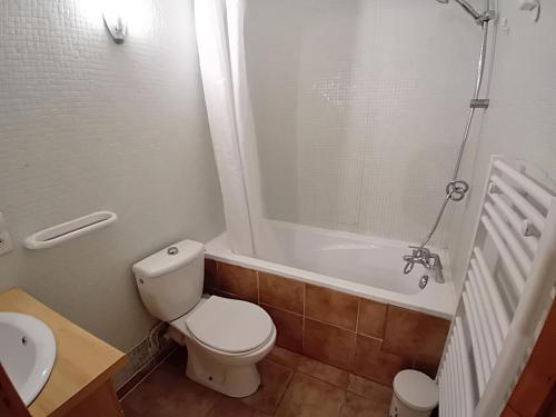 une salle de bain avec toilettes, baignoire et lavabo dans l'établissement Central apartment with mountain view, à Val Cenis