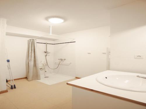 une salle de bain blanche avec un lavabo et une douche dans l'établissement Apartment Termignon near Ski Lift, à Val Cenis