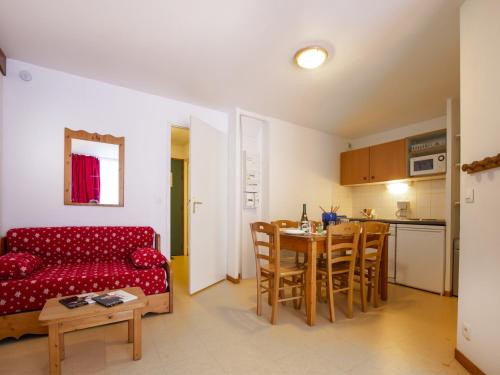 un salon avec un canapé rouge et une table dans l'établissement Apartment Termignon near Ski Lift, à Val Cenis