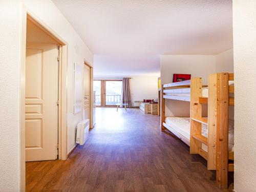 Cette chambre comprend 2 lits superposés et un couloir. dans l'établissement Apartment in Orelle near Ski Lift & Sauna, à Orelle