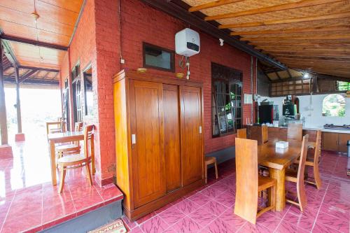 a kitchen and dining room with a table and chairs at Pondok Hari Baik in Balian