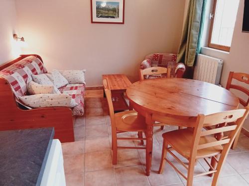 un salon avec une table en bois et un canapé dans l'établissement Apartment in Termignon with Ski-In Ski-Out, à Val Cenis