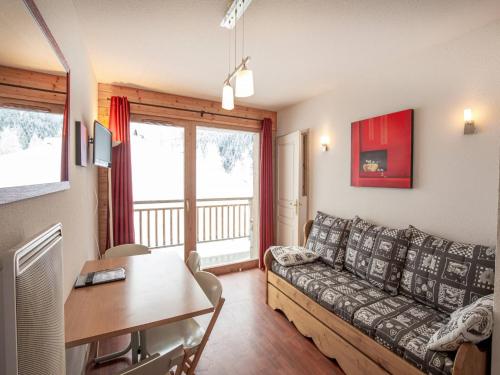 un salon avec un canapé et une table dans l'établissement Apartment Valfréjus near Ski Lifts, à Modane