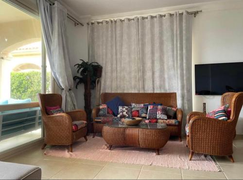 Χώρος καθιστικού στο La Vista Bay Sahel FIRST ROW