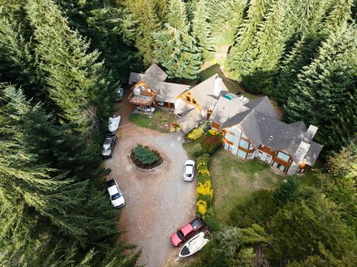 an aerial view of a house with cars parked in a yard at Aldea Bonita in Villa La Angostura