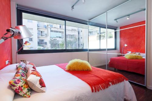 バルセロナにあるMy Space Barcelona Private Pool Gardenのベッドルーム1室(ベッド1台、大きな窓付)