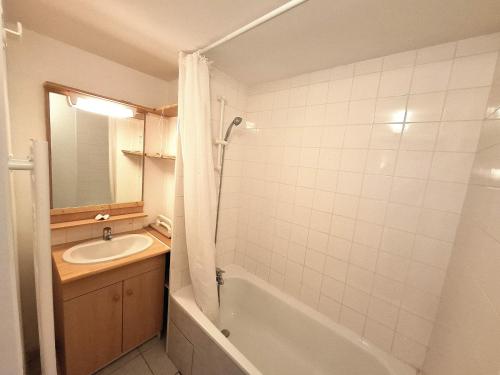 une salle de bain avec une baignoire, un lavabo et une douche dans l'établissement Apartment Termignon near Ski Slopes, à Val Cenis