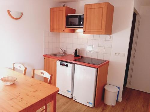 une petite cuisine avec un réfrigérateur et une table dans l'établissement Apartment Termignon near Ski Slopes, à Val Cenis