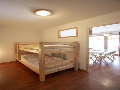- une chambre avec des lits superposés et une salle à manger dans l'établissement Apartment in Valfréjus near Gondola, à Modane