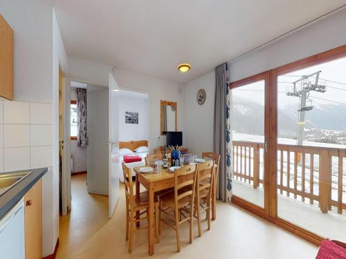 une cuisine et une salle à manger avec une table et des chaises dans l'établissement Apartment for 6 people in Val Cenis, à Val Cenis