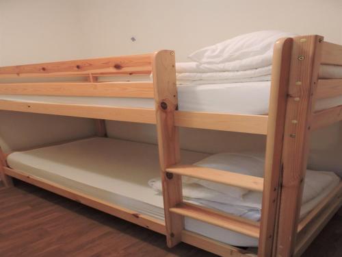 quelques lits superposés dans une chambre dans l'établissement Apartment in Orelle near Ski Lift & Wellness, à Orelle