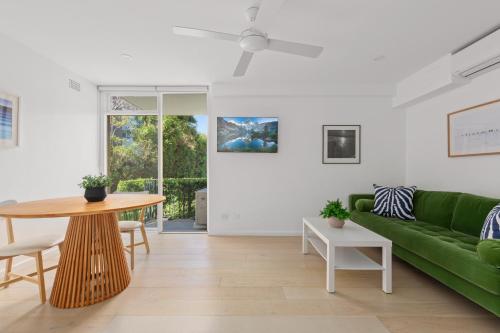 Χώρος καθιστικού στο Chic 1-Bed Apartment by Balmoral Beach