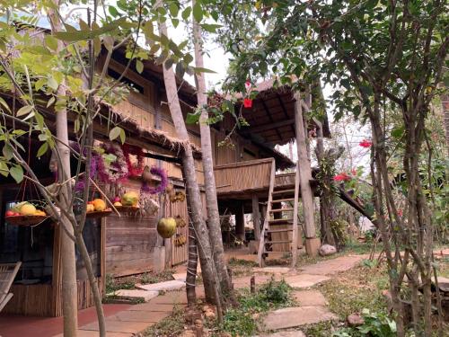a tree house with fruits and vegetables on it at Khu Du Lịch Sinh Thái, Nghỉ dưỡng Homestay Hoàng Ánh - Kon Xom Luh in Kon Tum