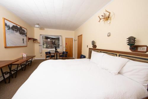 Ένα ή περισσότερα κρεβάτια σε δωμάτιο στο Yodeler Motel