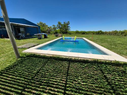ein Swimmingpool mitten in einem Hof in der Unterkunft El Retoño in Esquina