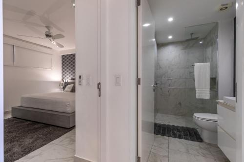 Ein Badezimmer in der Unterkunft DTerrace Luxe 2bd 2ba Romantic Zone Los Muertos Beach and Pier