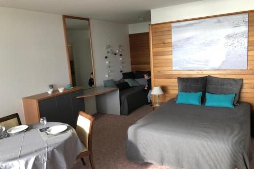 une chambre d'hôtel avec un lit et un salon dans l'établissement Studio les 3 iles vue mer N42, à Quiberon