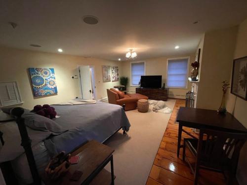 Gallery image of The Historic Jesse Buel Farmhouse w Heated Pool in Albany