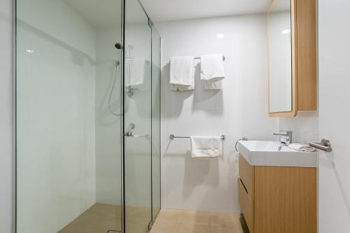 Ένα μπάνιο στο 1-Bedroom Apartment with Pool, Sauna, and Parking in South Brisbane